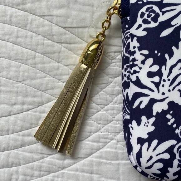 Lilly Pulitzer Tech Clutch Tablet IPad Padded Case In the Groove Navy Blue White